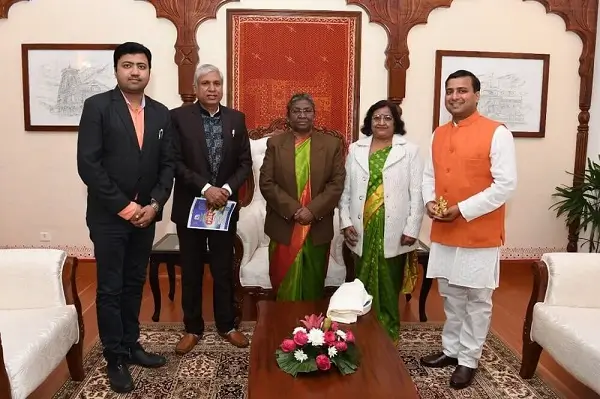 Dr. Neelam Agarwal with the Arogyadham family, received by Droupadi Murmu, President of India